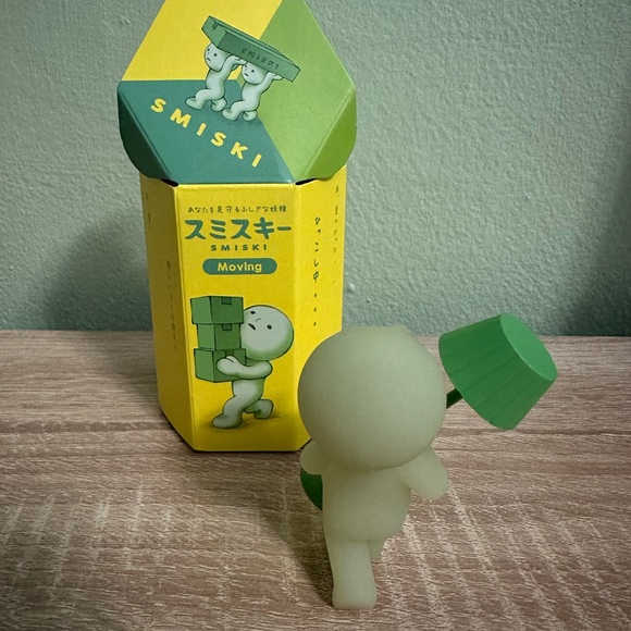 Smiski Moving Series - Moving a Lamp - Picture 4 of 4